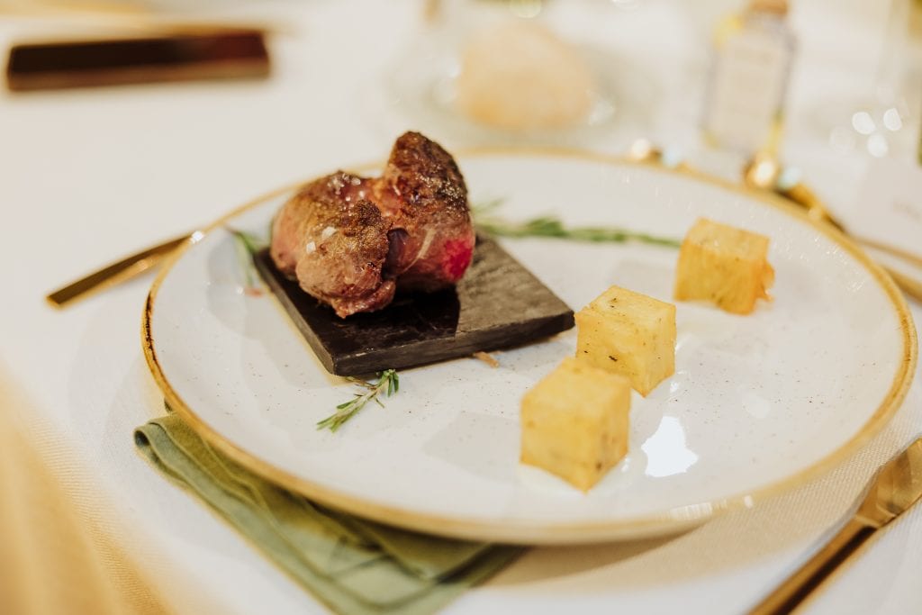 Cena de degustación con carne y cubos de queso en una boda atípica.