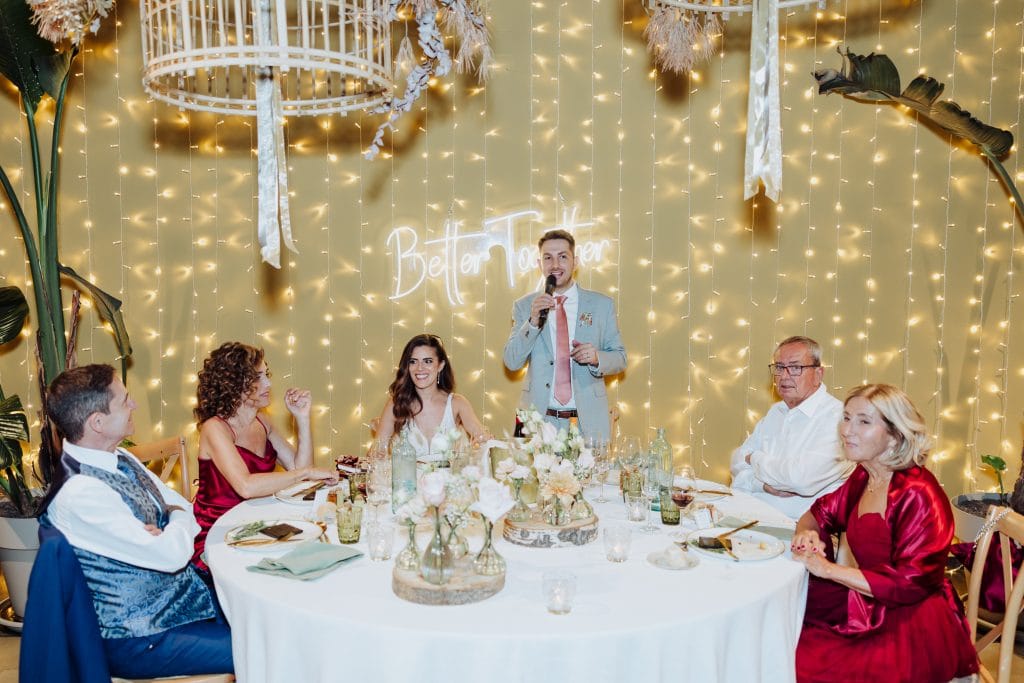 Decoración de boda con luces cálidas y ambiente íntimo en un evento de Atypical Wedding.