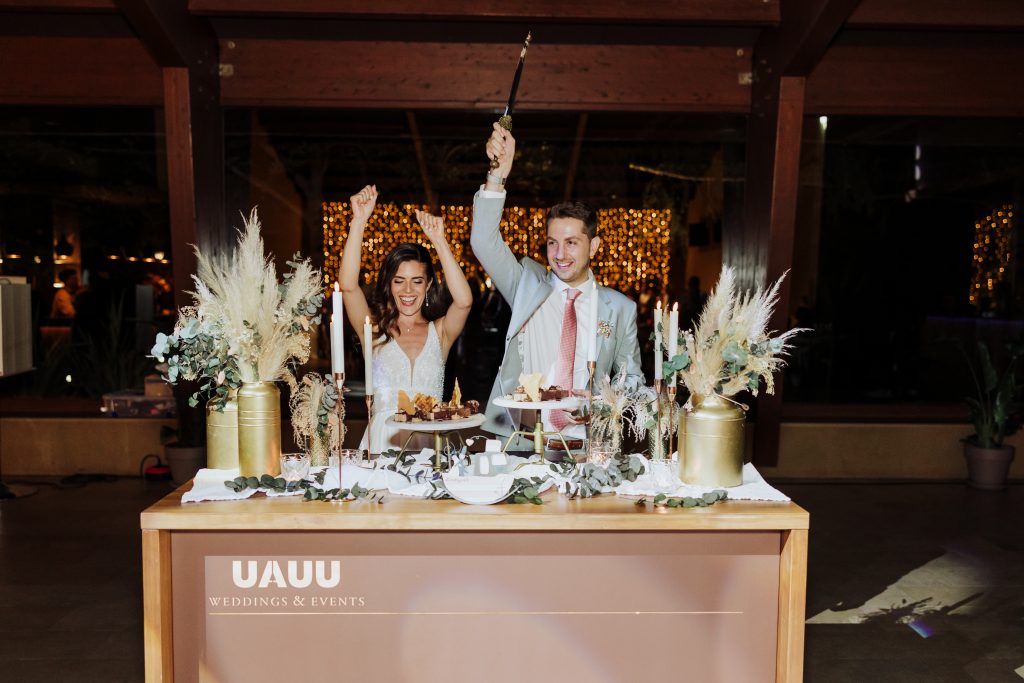 Boda única en Atypical Wedding con decoración elegante y moderna, celebrada en un espacio acogedor y.