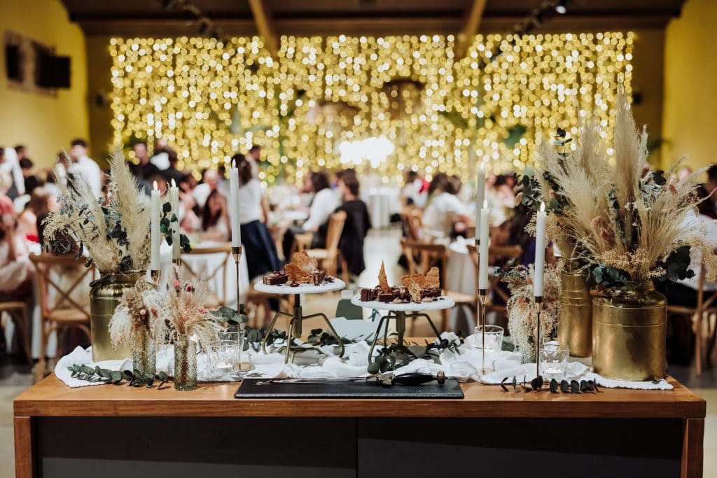 Decoración de boda moderna y elegante con arreglos florales y luces cálidas en interior de salón de.