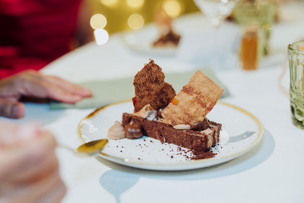 Pastel de boda con chocolate y decoraciones elegantes para bodas únicas.