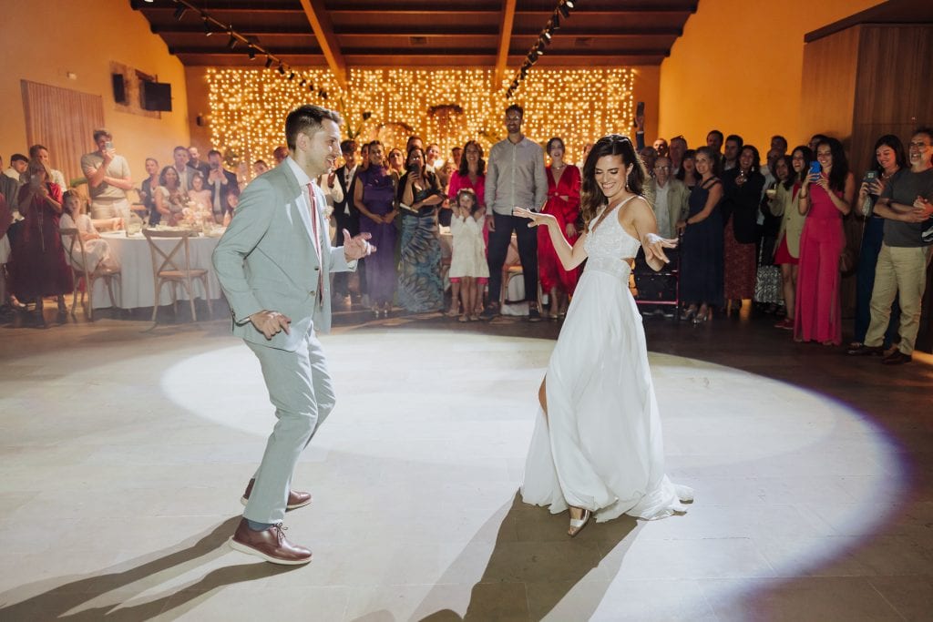 Boda en Atypical Wedding con pareja bailando en la pista central, rodeados de invitados y decoracion.