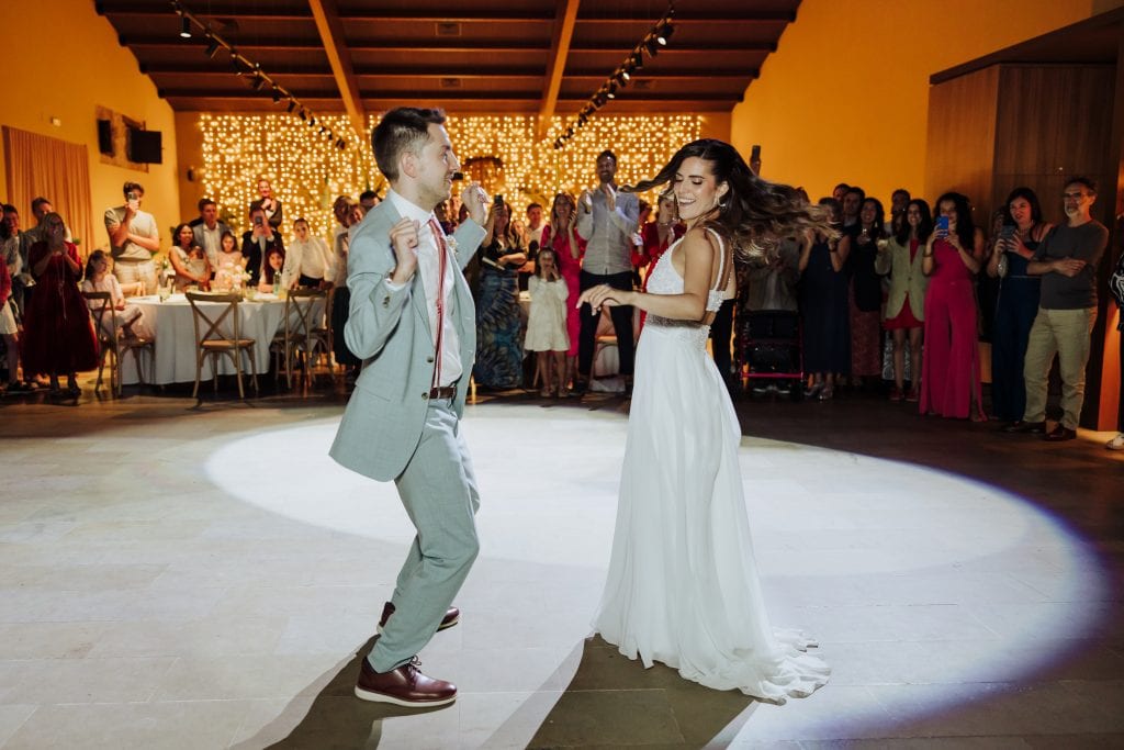 Boda en la pista de baile con pareja bailando en un evento de bodas.