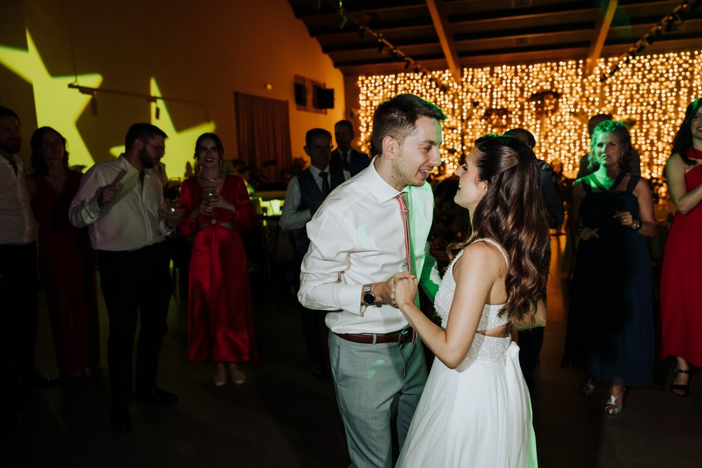 Bailando en la boda de Atypical Wedding, momento especial con pareja en la pista de baile.