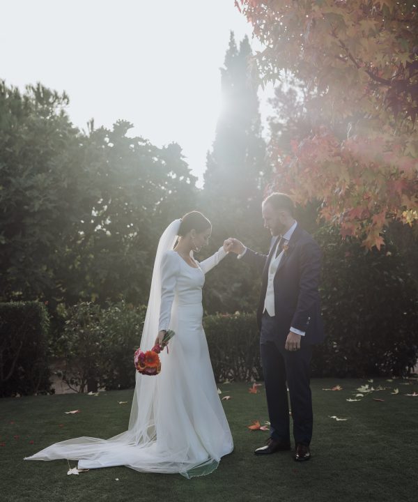 Boda al aire libre con pareja en un jardín, ceremonia romántica y elegante.