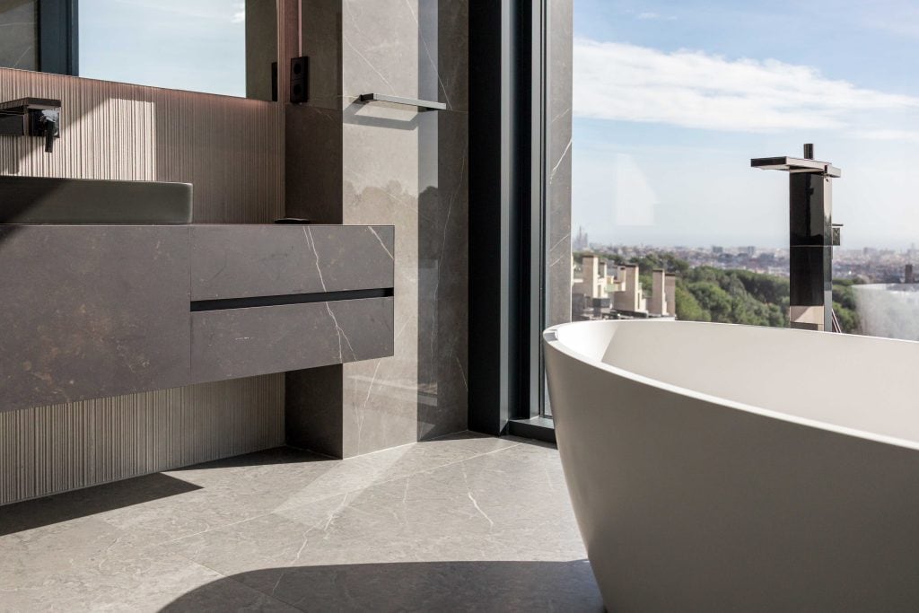 Baño moderno con bañera y vista panorámica en boda atípica.