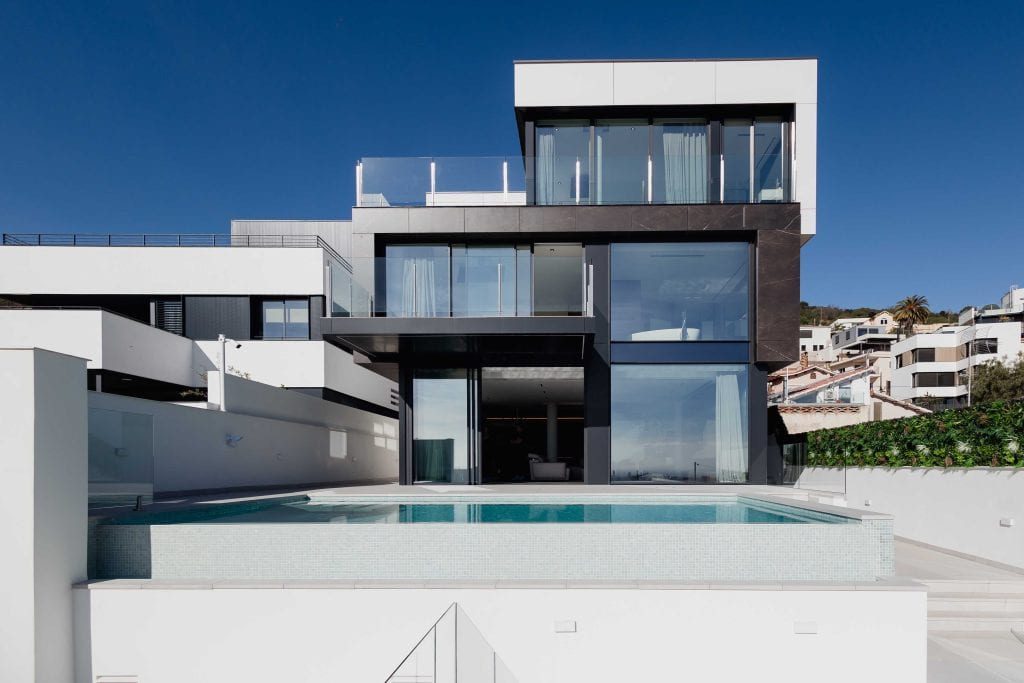 Villa moderna con piscina y vistas panorámicas impresionantes.