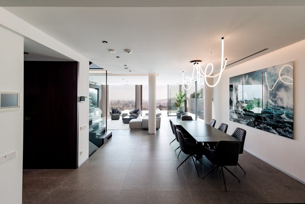 Interior elegante y moderno para bodas atípicas con vistas panorámicas.