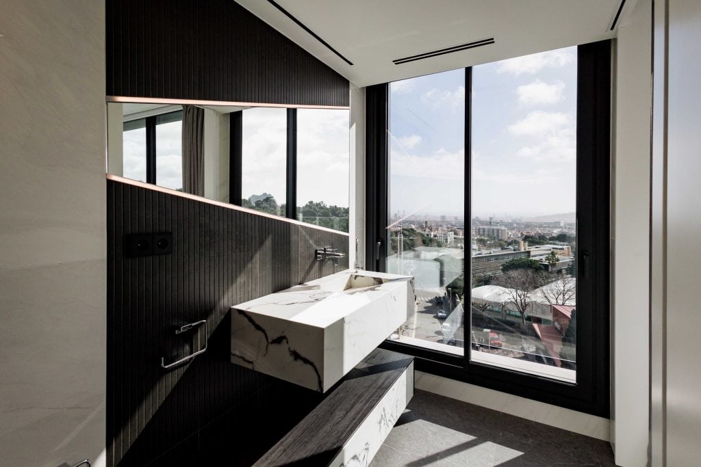 Interior de espacio para bodas con vistas panorámicas y diseño elegante.
