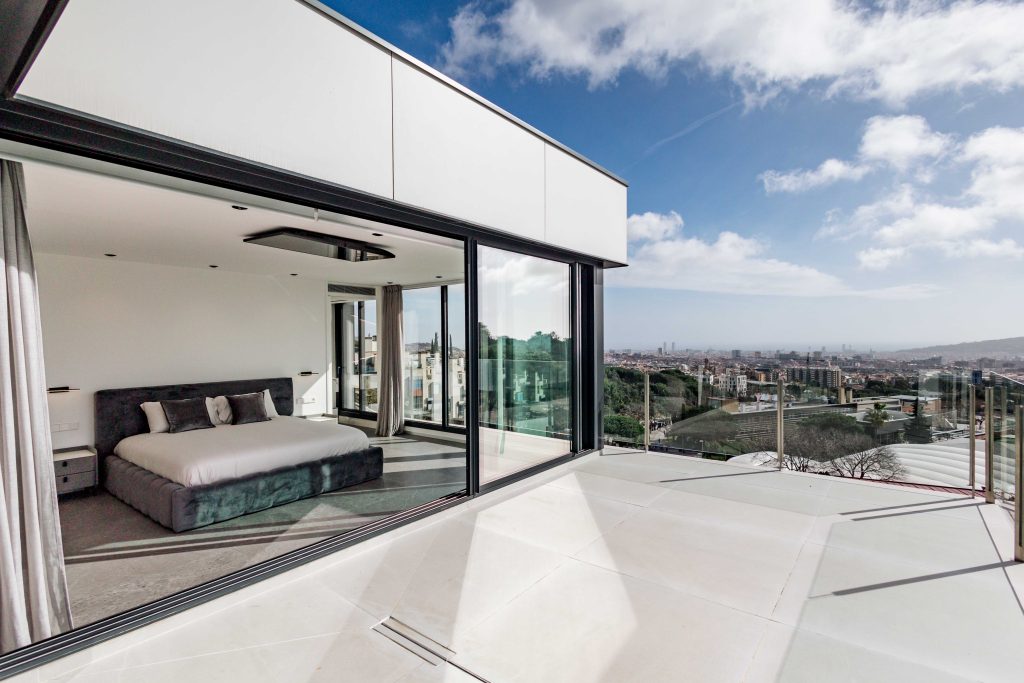 Habitación en ático con balcón y vistas panorámicas.