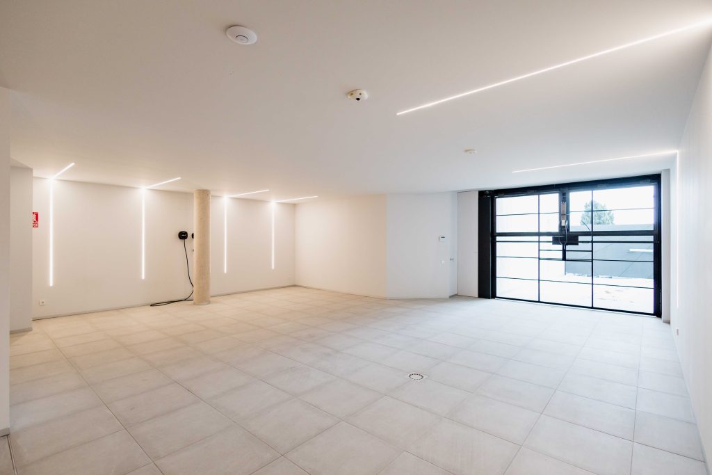 Espacio amplio y luminoso para bodas en un lugar moderno y elegante. Perfecto para celebraciones úni.
