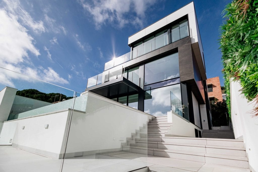 Casa moderna para bodas en la playa con vistas impresionantes y diseño elegante.