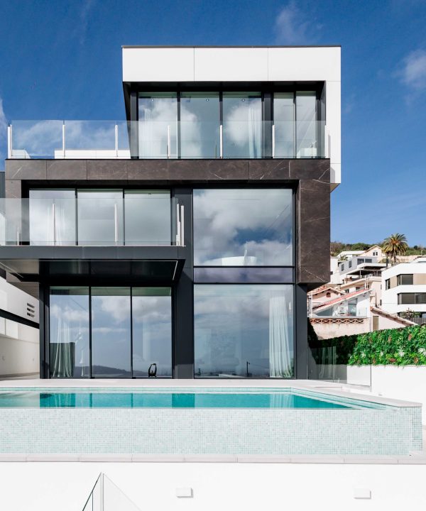 Villa moderna con piscina y vistas panorámicas en la azotea.