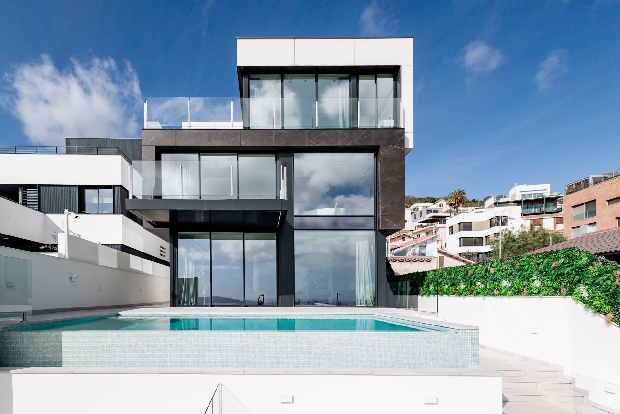 Villa moderna con piscina y vistas panorámicas en la azotea.