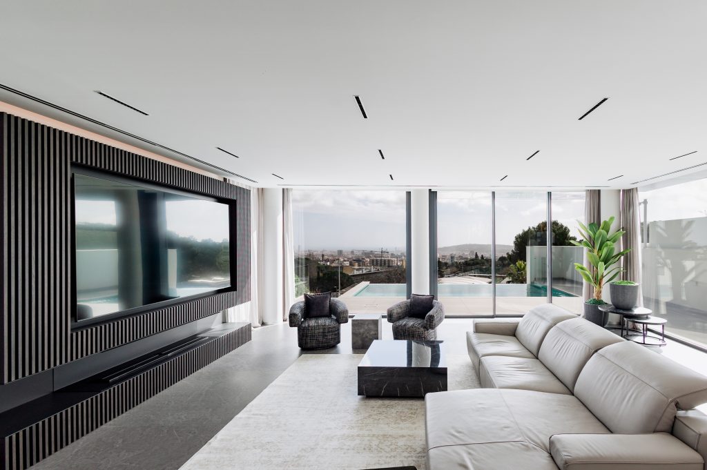 Vivienda moderna con vistas panorámicas y decoración elegante en un apartamento de lujo.