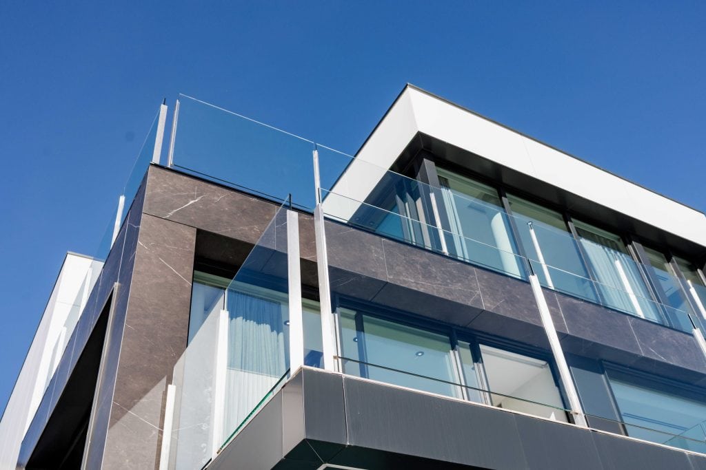 Vivienda moderna de lujo con balcones de cristal y diseño arquitectónico innovador en un edificio co.