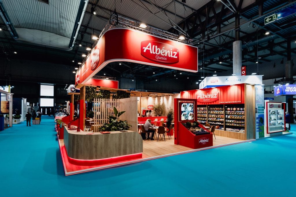 stand en feria ISE Barcelona diseñado por Somos Congress
